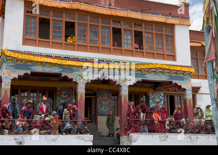 Monaci e Chang-pa nomadi guardando i balli presso il Gompa Korzok, Korzok Gustor festival, Lago Tsomoriri, (Ladakh) Jammu e Kashmir India Foto Stock