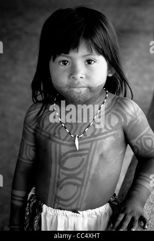 Embera Puru bambino indiano nel villaggio accanto a Rio Pequeni, provincia del colon, Repubblica di Panama. Foto Stock