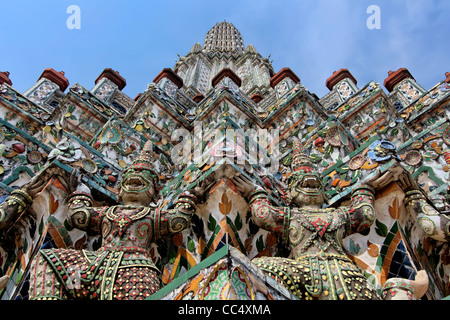 Dettaglio del Ramakien figure e decorazione su prang centrale del Tempio di Dawn (Wat Arun) in Bangok, Thailandia. Foto Stock