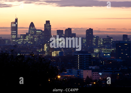 Londra cityscape all'alba visto dalla collina del Parlamento aka Kite Hill, Hampstead Heath, London, Regno Unito Foto Stock