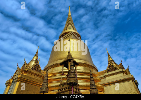 Golden Phra Si Rattana Chedi presso il Tempio del Buddha di Smeraldo (Wat Phra Kaew) a Bangkok, in Thailandia. Foto Stock
