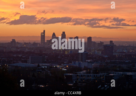 Londra cityscape all'alba visto dalla collina del Parlamento aka Kite Hill, Hampstead Heath, London, Regno Unito Foto Stock