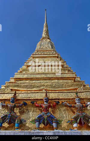 Dettaglio del Golden Chedi fiancheggiante l'ingresso al Pantheon reale presso il Tempio del Buddha di Smeraldo di Bangkok, Tailandia. Foto Stock