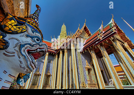 Figura Ramakien guardare oltre il Pantheon reale presso il Tempio del Buddha di Smeraldo (Wat Phra Kaew) a Bangkok, in Thailandia. Foto Stock