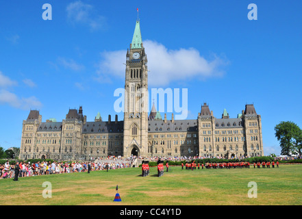 Blocco di Centro e di pace torre, Parliament Hill, Ottawa cambiando la cerimonia di guardia Foto Stock