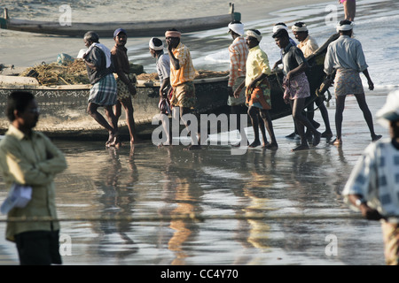 Fotografia di Roy Riley pescatori scacciando le loro reti sulla spiaggia a Kovalam in Kerala, India Foto Stock