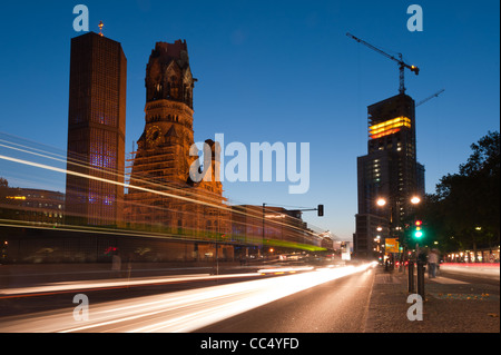 Il traffico di notte nei pressi di Kaiser Wilhelm Memorial Church e Zoofenster edificio in background (in costruzione), Berlino, Germania Foto Stock