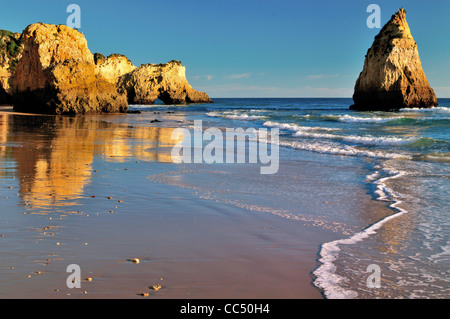 Il Portogallo, Algarve. Le formazioni rocciose a beach Prainha vicino a Alvor Foto Stock