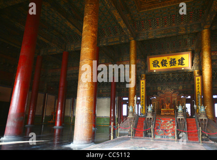 Trono imperiale in sala della suprema armonia, la Città Proibita di Pechino, Cina Foto Stock