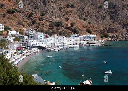 Vista del villaggio di Loutro nel sud di Creta in Grecia. Case bianche accanto all'acqua. Foto Stock