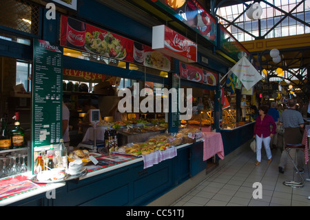 Chioschi per turisti in Nagycsarnok il mercato grande hall centrale di Budapest Ungheria Europa Foto Stock