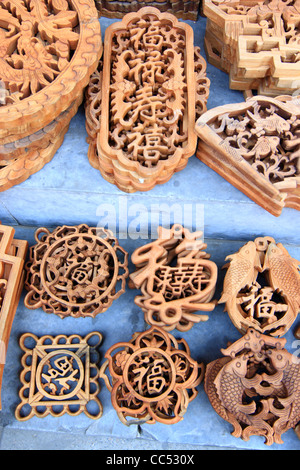 In legno intagliato, pezzi di Panjiayuan Mercato di Antiquariato, Pechino, Cina Foto Stock