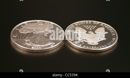 Due American Eagle silver bullion monete (legale) che mostra la parte anteriore e posteriore della moneta Foto Stock