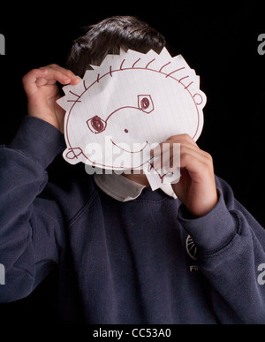 Ragazzo con maschera fatta in casa Foto Stock