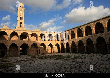 Cortile interno del Khan el Umdan o Inn di pilastri( costruito nel 1784 sul luogo del Royal casa doganale del Regno di Gerusalemme ) uno dei progetti di spicco durante la regola di Ahmed Jezzar Pasha durante il periodo Ottomano si trova nella città vecchia di acri o Akko nel nord di Israele Foto Stock