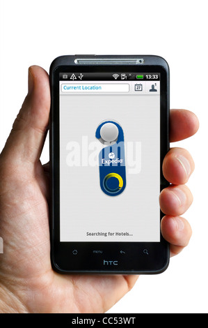 Utilizzando il servizio Expedia Alberghi app su un smartphone HTC Foto Stock