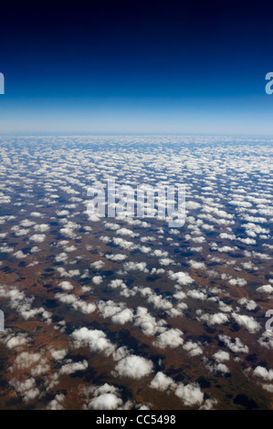 Cumulus nuvole sopra la Outback australiano vicino Uluru-Kata Tjuta National Park, il Territorio del Nord, l'Australia Foto Stock