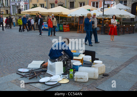 Busker utilizzando contenitori di plastica come tamburi Dlugi Targ piazza cittadina principale di Danzica Varsavia Polonia Europa Foto Stock