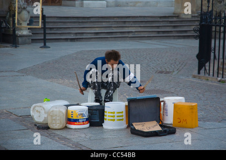 Busker utilizzando contenitori di plastica come tamburi Dlugi Targ piazza cittadina principale di Danzica Varsavia Polonia Europa Foto Stock