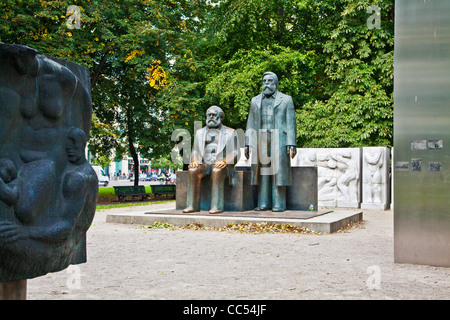 Ludwig Engelhardt il bronzo di Karl Marx e Friedrich Engels in Marx-Engels-Forum parco nel quartiere centrale Mitte di Berlino, Germania Foto Stock