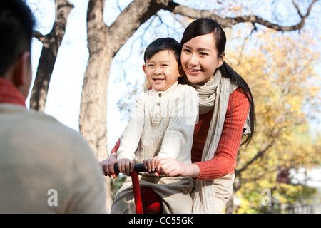 Ragazzo su una moto con sua madre Foto Stock