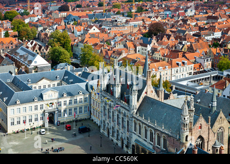 Veduta aerea della piazza Burg nel medievale città belga di Bruges (Brugge) nelle Fiandre,Belgio prese dal campanile. Foto Stock