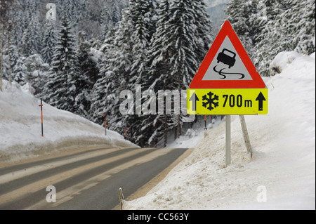 Cartello stradale avverte di neve e ghiaccio Foto Stock