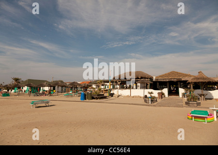 Svuotare il beach bar e cafè presso la Marina di San Lorenzo vicino Anzio Foto Stock