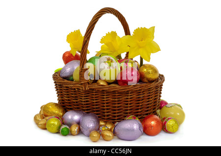 Cesto di pasqua con uova e fiori. Presa su uno sfondo bianco. Foto Stock