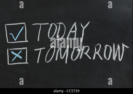 Chalkboard disegno - Scegliere da oggi o domani Foto Stock