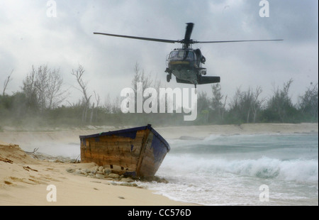 Il servizio doganale statunitense e la Pattuglia di Confine Blackhawk elicottero sorvola un isola di Puerto Rico nella ricerca di persone che cercano asilo negli Stati Uniti. Foto Stock