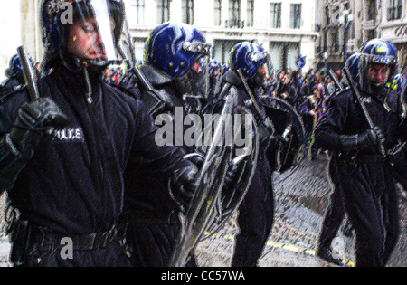 Illustrazioni generiche di British Riot Police in azione le immagini trattate per evitare di identificazione MR non richiesto Foto Stock