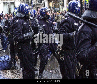 Illustrazioni generiche di British Riot Police in azione le immagini trattate per evitare di identificazione MR non richiesto Foto Stock