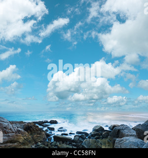 Bel mattino seascape. La foto è stata scattata con una lunga esposizione. Composizione quadrata. Foto Stock