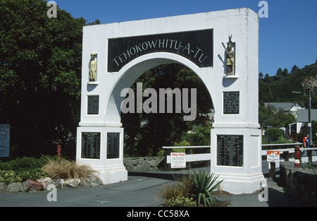 Nuova Zelanda Rotorua Whakarewarewa villaggio Maori War Memorial Arch Foto Stock