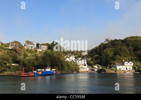 Traghetto per auto Varcando il fiume al villaggio Bodinnick e Daphne Du Maurier's house 'Ferryside' Fowey Cornwall Inghilterra REGNO UNITO Foto Stock