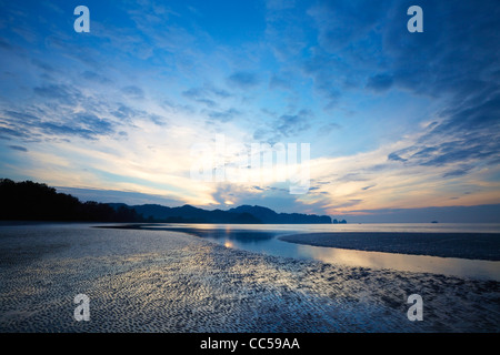 Vista di un tramonto su Ao Nang Beach. Provincia di Krabi, Thailandia. Foto Stock