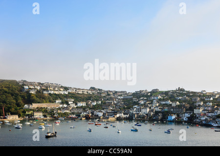 Vista Polruan attraverso il Fiume Fowey con barche ormeggiate da Fowey, Cornwall, Inghilterra, Regno Unito, Gran Bretagna. Foto Stock