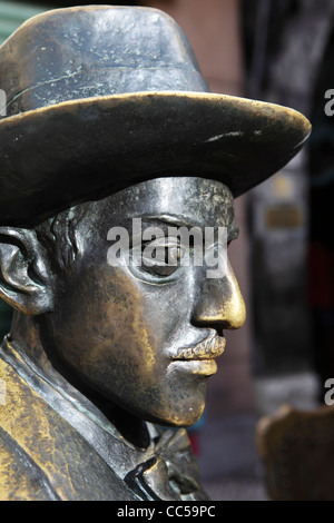 La faccia della statua di Fernando Pessoa (1888 - 1935) al di fuori del Cafè A Brasileira a Lisbona, Portogallo. Foto Stock