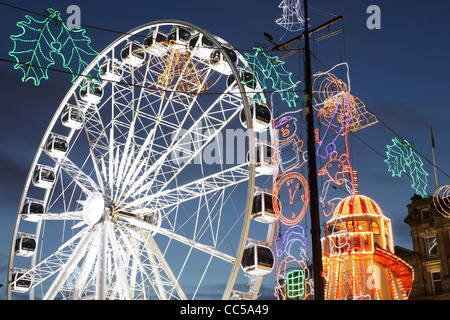 Il temporaneo di Natale ruota di osservazione su George Square, Glasgow, Scotland, Regno Unito Foto Stock