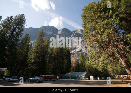 Guardando verso il ghiacciaio Punto da Curry Village nel Parco Nazionale di Yosemite Foto Stock