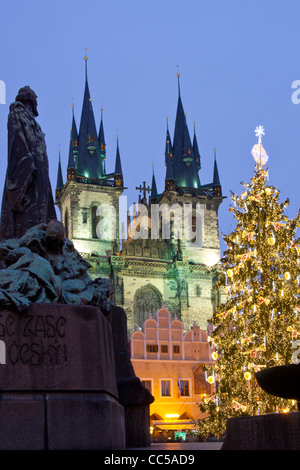 La chiesa di Nostra Signora di Týn, Jan Hus statua e albero di Natale durante il Market Piazza della Città Vecchia di Praga Repubblica Ceca Foto Stock