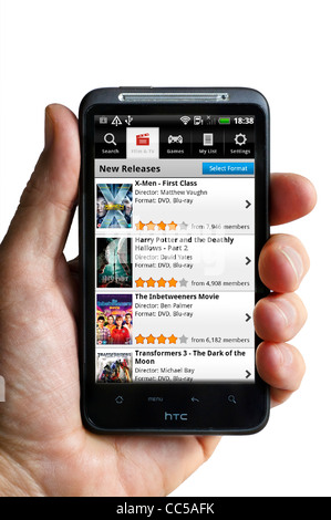 Navigazione LoveFilm.com TV e sito di cinema nel Regno Unito attraverso la app Android su uno smartphone HTC Foto Stock