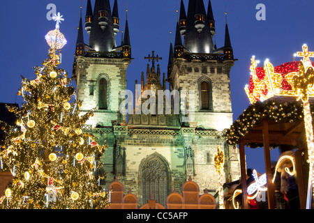 La chiesa di Nostra Signora di Týn con albero di Natale e la piattaforma di osservazione La Piazza della Città Vecchia di Praga Repubblica Ceca Europa UE Foto Stock