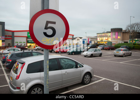 Auto retail park segnale di limite di velocità. Foto di Pete Gawlik. Foto Stock