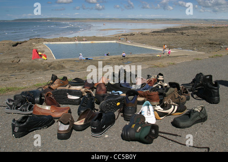 Scarpe lavato fino a Condino Spiaggia da Boscastle dopo le inondazioni Foto Stock