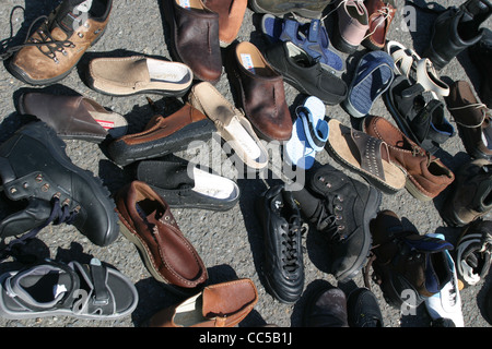 Scarpe lavato fino a Condino Spiaggia da Boscastle dopo le inondazioni Foto Stock