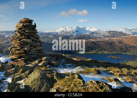 Vista dal Signore roccioso sopra Grasmere verso il Coniston Fells in inverno nel Lake District inglese Foto Stock