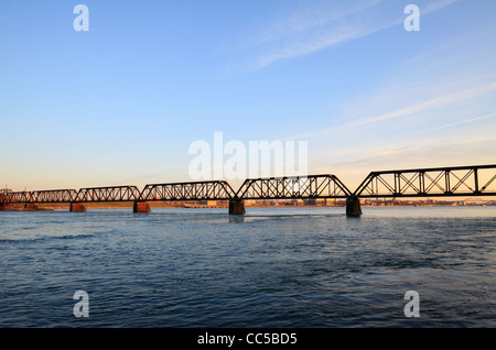 Stazione ferroviaria internazionale ponte di collegamento Fort Erie, il Canada e il bufalo, STATI UNITI D'AMERICA. Buffalo skyline è in background Foto Stock