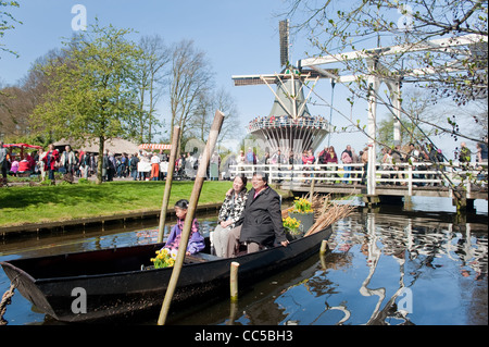I turisti in barca a giardini Keukenhof Foto Stock